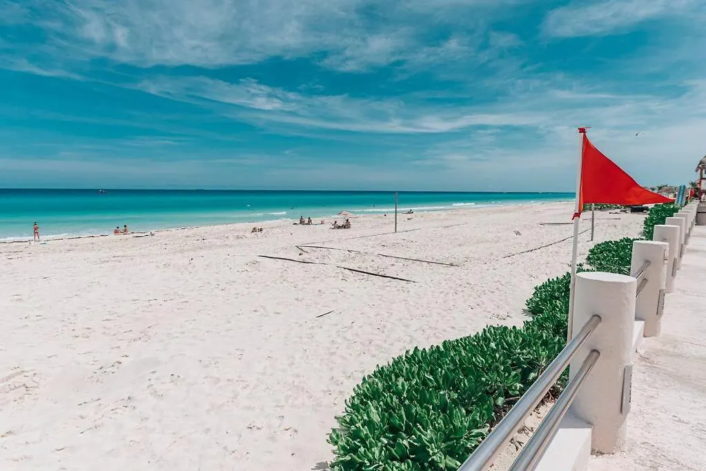 Beachfront Apartment Marlin Villa 107 Канкун